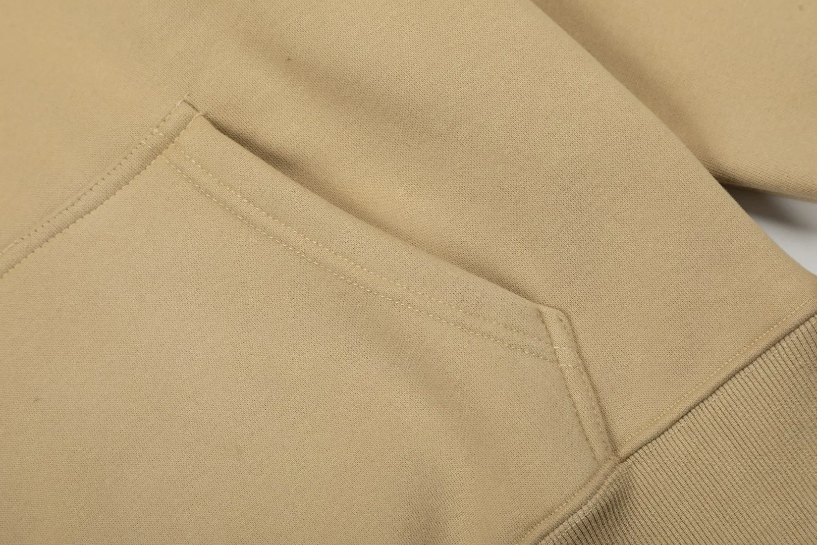 P250 Top quality" Style number: T5007# [Ralph Lauren solid color pony embroidered logo thickened velvet hooded sweatshirt] ✅Ralph Lauren classic basic versatile unisex autumn and winter velvet thickened hooded sweatshirt ✅Pure cotton high-gram velvet thickened fabric The upper body is comfortable and warm ✅The version is restored to the original version The maximum size can be worn up to 180 pounds Loose, comfortable and stress-free ✅The upper body is simple and easy to wear ootd must-have. Good-looking clothes are never picky. A must-have in couples’ wardrobes. Size: S-XL. Color: Black, Gray, Navy Khaki.